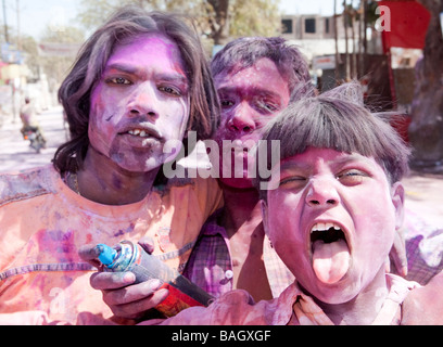 Teenage Boys indiana celebra la Holi festival Mathura India Asia Foto Stock