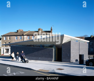 Pubblico Loo, Gravesham, Regno Unito, Plastik architetti, Pubblico globale loo vista esterna. Foto Stock