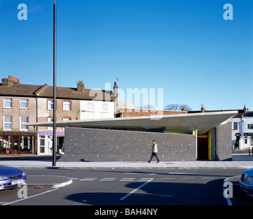 Pubblico Loo, Gravesham, Regno Unito, Plastik architetti, Pubblico globale loo vista esterna. Foto Stock