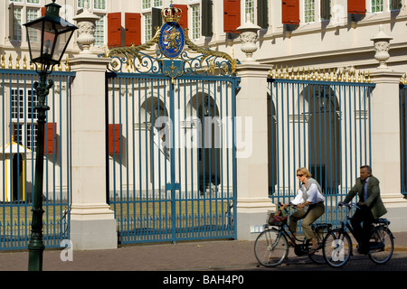 Paesi Bassi Olanda meridionale Provincia, l'Aia, ciclisti prima di Palazzo Noordeinde risalenti al XVII secolo opere Foto Stock