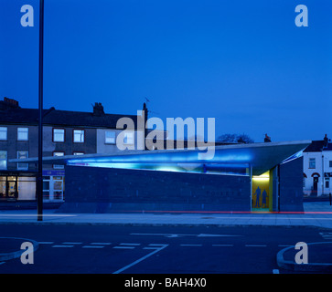 Pubblico Loo, Gravesham, Regno Unito, Plastik architetti, Pubblico globale loo vista esterna. Foto Stock