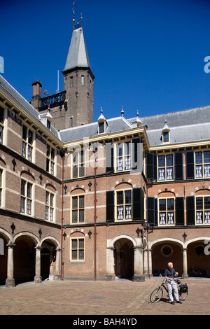 Paesi Bassi Olanda meridionale Provincia, l'Aia, Binnenhof, ciclista a riposo Foto Stock