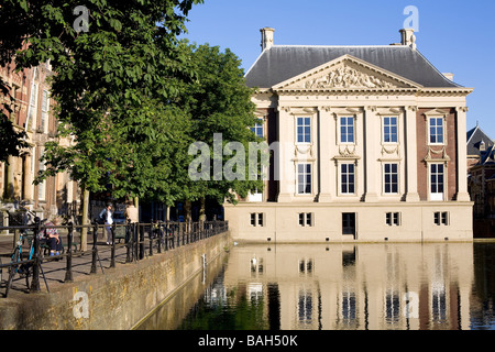 Paesi Bassi Olanda meridionale provincia dell'Aia, il museo Mauritshuis e Hofvijver stagno Foto Stock