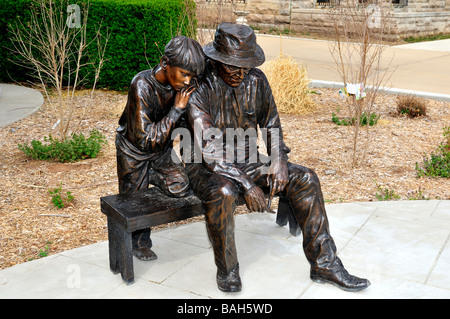 Una scultura intitolata Whittler, da Jo Saylors, sui terreni della Marland ha Mansion in Ponca City, Oklahoma, Stati Uniti d'America. Foto Stock