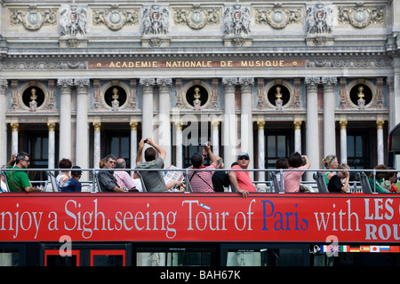Francia, Parigi, i turisti su un bus panoramico nella parte anteriore del Garnier Opera house Foto Stock
