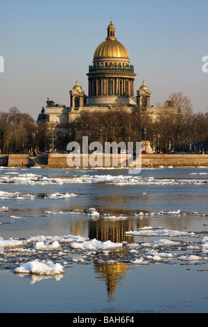 Vista di St Isaak cattedrale San Pietroburgo Russia riflesso nell'acqua del fiume Neva Foto Stock