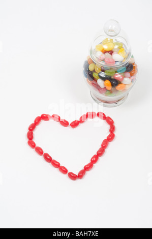 Jellybean cuore con il vaso pieno di jellybeans Foto Stock