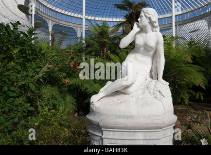 Statua in marmo della vigilia di Scipione Tadolini in Kibble Palace, Glasgow Botanic Gardens Foto Stock