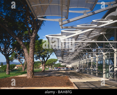 Lycee polivalente di Albert Camus, Frejus, Francia, Foster e Partner, Lycee esterno polivalente con alberi e tettoia dell'edificio. Foto Stock