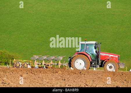 Il trattore arare un campo in Gran Bretagna REGNO UNITO Foto Stock