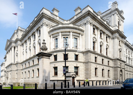 Il suo tesoro Majestys edificio -- gli uffici governativi Great George Street -- Westminster Londra Inghilterra Regno Unito in una giornata di sole Foto Stock