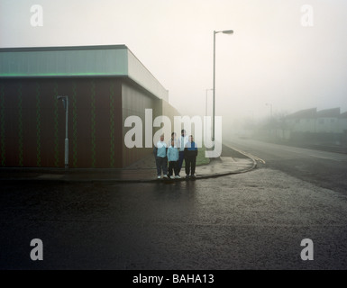 Workshop Jks, Clydebank, Regno Unito, Gordon Murray e Alan Dunlop architetti, workshop Jks esterno con i ragazzi. Foto Stock