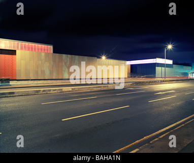 Workshop Jks, Clydebank, Regno Unito, Gordon Murray e Alan Dunlop architetti, workshop Jks esterno durante la notte. Foto Stock