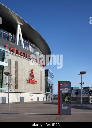 Emirates Stadium, Londra, Regno Unito, HOK Sport, Emirates Stadium raccolto con signage in primo piano dello stadio. Foto Stock