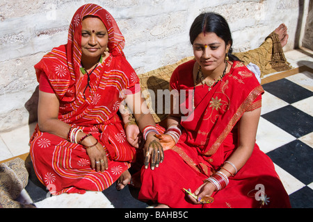 Giovane donna decorazione di sua madre la mano, Sachiya Mata Temple, Osian, vicino a Jodhpur, Rajasthan, India Foto Stock