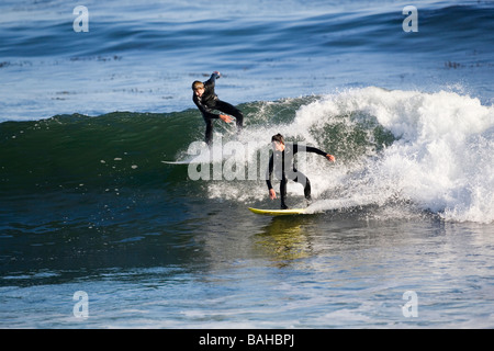Surfisti in vaporizzatori Lane in Santa Cruz California Foto Stock