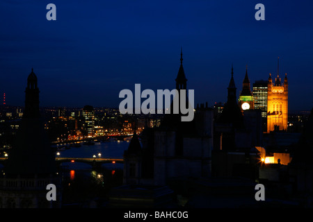 Vista sopra i tetti di Whitehall per le Case del Parlamento, Westminster, London, Regno Unito Foto Stock