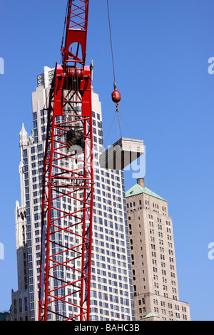 Libertà di costruzione della torre gru solleva materiali a Ground Zero, sito del World Trade Center di New York City, Stati Uniti d'America Foto Stock