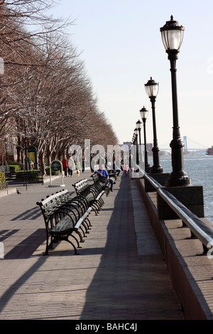 Il pedestrain passeggiata sul fiume Hudson al fianco di Battery Park City, la città di New York, Stati Uniti d'America Foto Stock