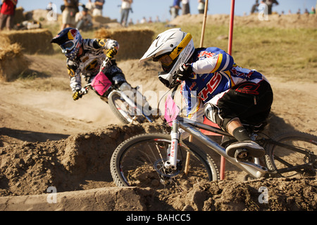 Melissa Buhl e Jill Kintner racing in Dual Slalom finali all'2009 Sea Otter Classic, Monterey, California. Foto Stock