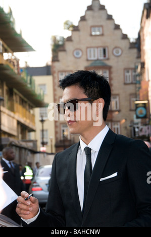 Attore John Cho firma autografi alla premiere del nuovo Star Trek movie, nel quadrato di Leicester, Londra Foto Stock