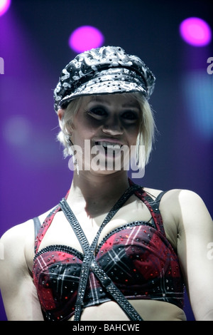 Kimberly Wyatt di the Pussycat Dolls esegue sul palco a Kings Hall il 3 febbraio 2009 a Belfast Irlanda del Nord Regno Unito Foto Stock