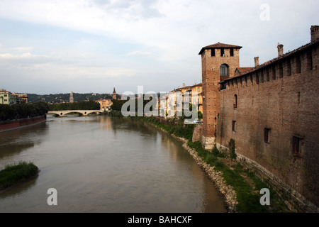 Vista dal ponte scaligero: Adige & Castelvecchio Foto Stock