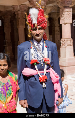 Appena sposato sposo visitando Mahavira tempio Jain, Osian, vicino a Jodhpur, Rajasthan, India Foto Stock