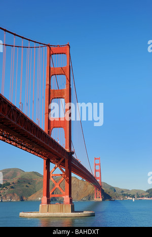 Golden Gate Bridge di San Francisco in un pomeriggio soleggiato. Foto Stock