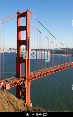 Dettaglio del Golden Gate Bridge di San Francisco in California in un pomeriggio soleggiato Foto Stock