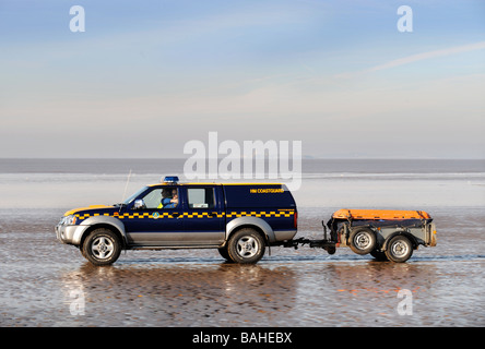 Un veicolo di guardia costiera attraversando la sabbia sulla spiaggia di Weston super Mare SOMERSET REGNO UNITO Foto Stock