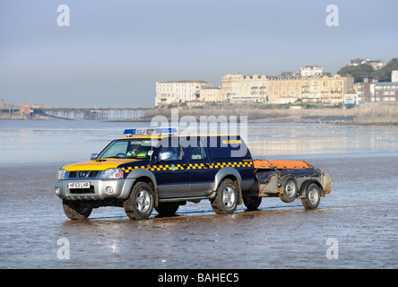 Un veicolo di guardia costiera attraversando la sabbia sulla spiaggia di Weston super Mare SOMERSET REGNO UNITO Foto Stock