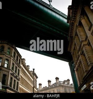 Una vista alternativa della banchina in Newcastle dal di sotto del Tyne Bridge Foto Stock