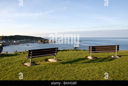 Due banchi vuoti affacciato sul Moray Firth Findochty in Scozia Foto Stock