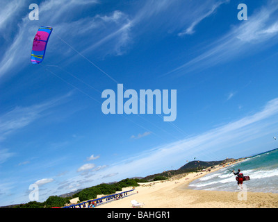 Blu cielo con il kite e spiaggia di sabbia Foto Stock