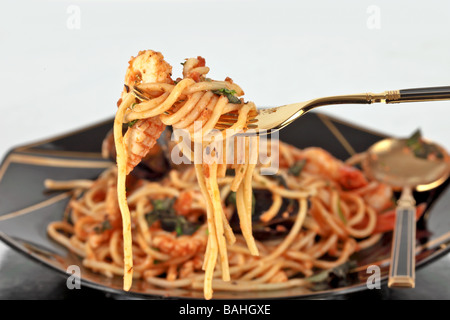 Spaghetti marinara pasta con frutti di mare Cozze Gamberi calamari Foto Stock