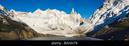 Il Cerro Torre montagna del massiccio con il lago glaciale in primo piano parco nazionale Los Glaciares Cordigliera delle Ande Argentina Foto Stock