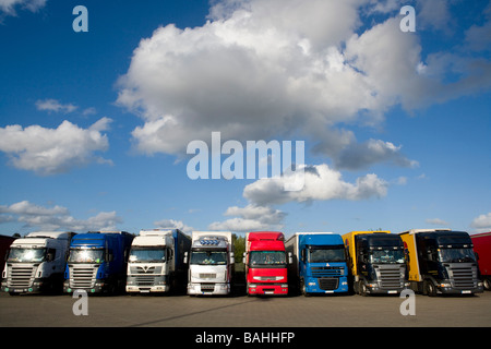 Fila di camion camion a carrello park Kent Foto Stock