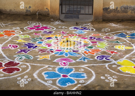 Rangoli Festival street progetti in India ha fatto durante Sankranthi Pongal o. Foto Stock