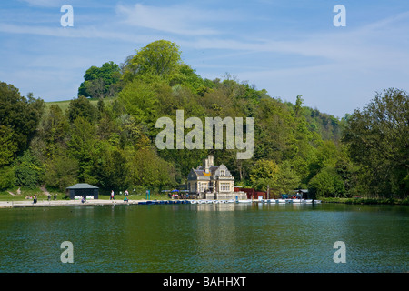 Swanbourne Lodge e gite in barca sul lago in primavera. Arundel Park, Sussex, Regno Unito Foto Stock