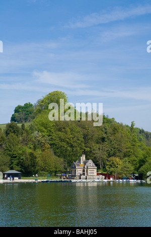 Swanbourne Lodge e gite in barca sul lago in primavera. Arundel Park, Sussex, Regno Unito Foto Stock