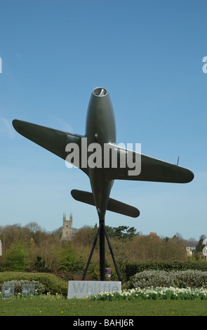 Un modello di Britains prima di velivoli a getto si erge come un monumento a Sir Frank Whittle, Lutterworth Leicestershire, England, Regno Unito Foto Stock