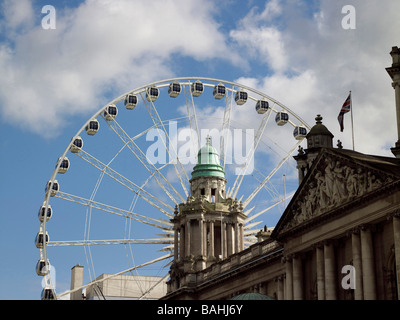Il Belfast ruota, al di fuori del Municipio di Belfast, Irlanda del Nord Foto Stock
