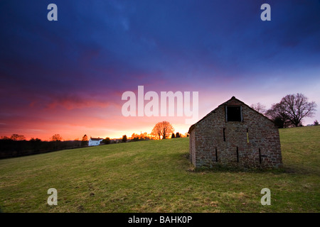 Fienile al tramonto Foto Stock