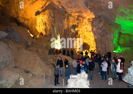 Interno dell'Hang Sung Sot grotte nella Baia di Ha Long Vietnam Foto Stock