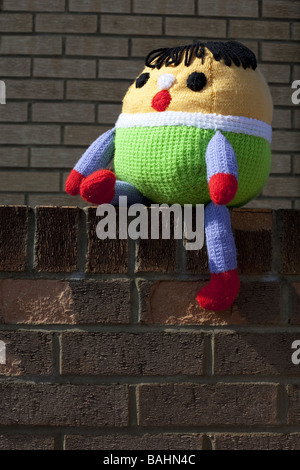 Un Humpty Dumpty giocattolo morbido sat sulla parete Foto Stock