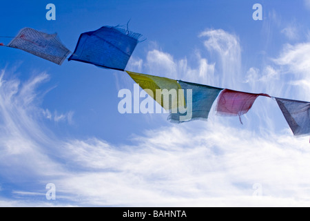 Il tibet preghiera bandiere Bandiere bunting soffiando nel vento Foto Stock