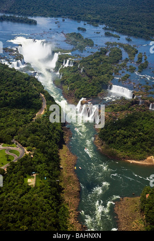 La spettacolare Iguassu Falls si trova in Brasile, Argentina e Paraguay in Sud America. Foto Stock