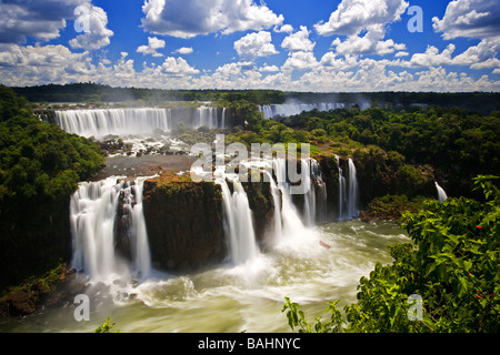 La spettacolare Iguassu Falls si trova in Brasile, Argentina e Paraguay in Sud America. Foto Stock