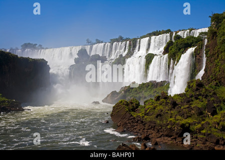 La spettacolare Iguassu Falls si trova in Brasile, Argentina e Paraguay in Sud America. Foto Stock